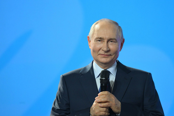 Putin, Myanmar Cumhurbaşkanı Hlaing ile bir araya geldi Putin, Myanmar Cumhurbaşkanı Hlaing ile bir araya geldi