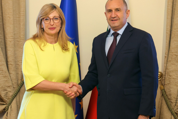 Radev: Bulgaristan, Avrupa'nın yeniden sanayileşmesinde güçlü bir rol hedefliyor Radev: Bulgaristan, Avrupa'nın yeniden sanayileşmesinde güçlü bir rol hedefliyor