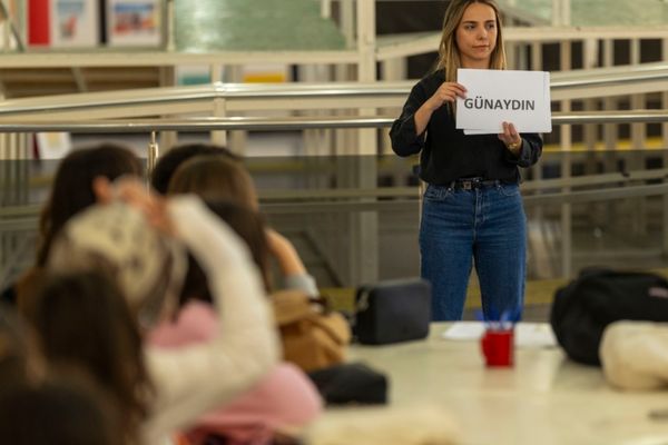 Sahra Nur Akyıl, sporda ve sanatta başarılarıyla örnek oluyor
