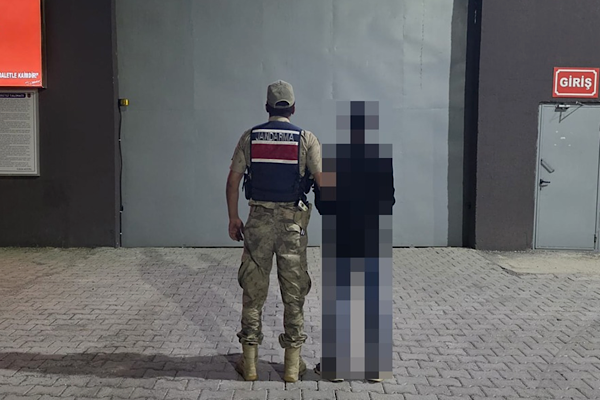 Şanlıurfa’da 10 yıl kesinleşmiş hapis cezası bulunan hükümlü yakalandı Şanlıurfa’da 10 yıl kesinleşmiş hapis cezası bulunan hükümlü yakalandı