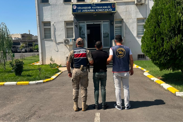 Şanlıurfa'da 6 yıl 3 ay hapis cezası bulunan şahıs yakalandı Şanlıurfa'da 6 yıl 3 ay hapis cezası bulunan şahıs yakalandı