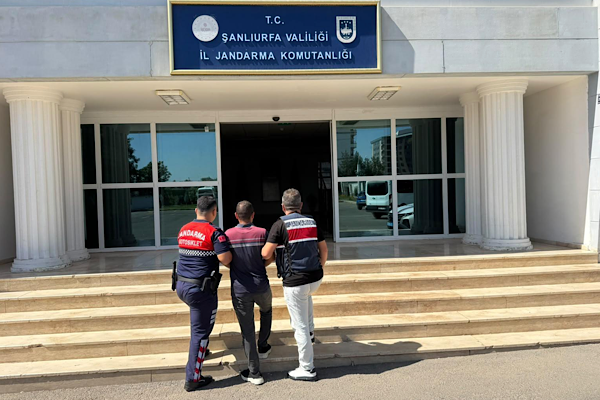 Şanlıurfa’da 7 yıl 6 ay kesinleşmiş hapis cezası bulunan hükümlü yakalandı Şanlıurfa’da 7 yıl 6 ay kesinleşmiş hapis cezası bulunan hükümlü yakalandı