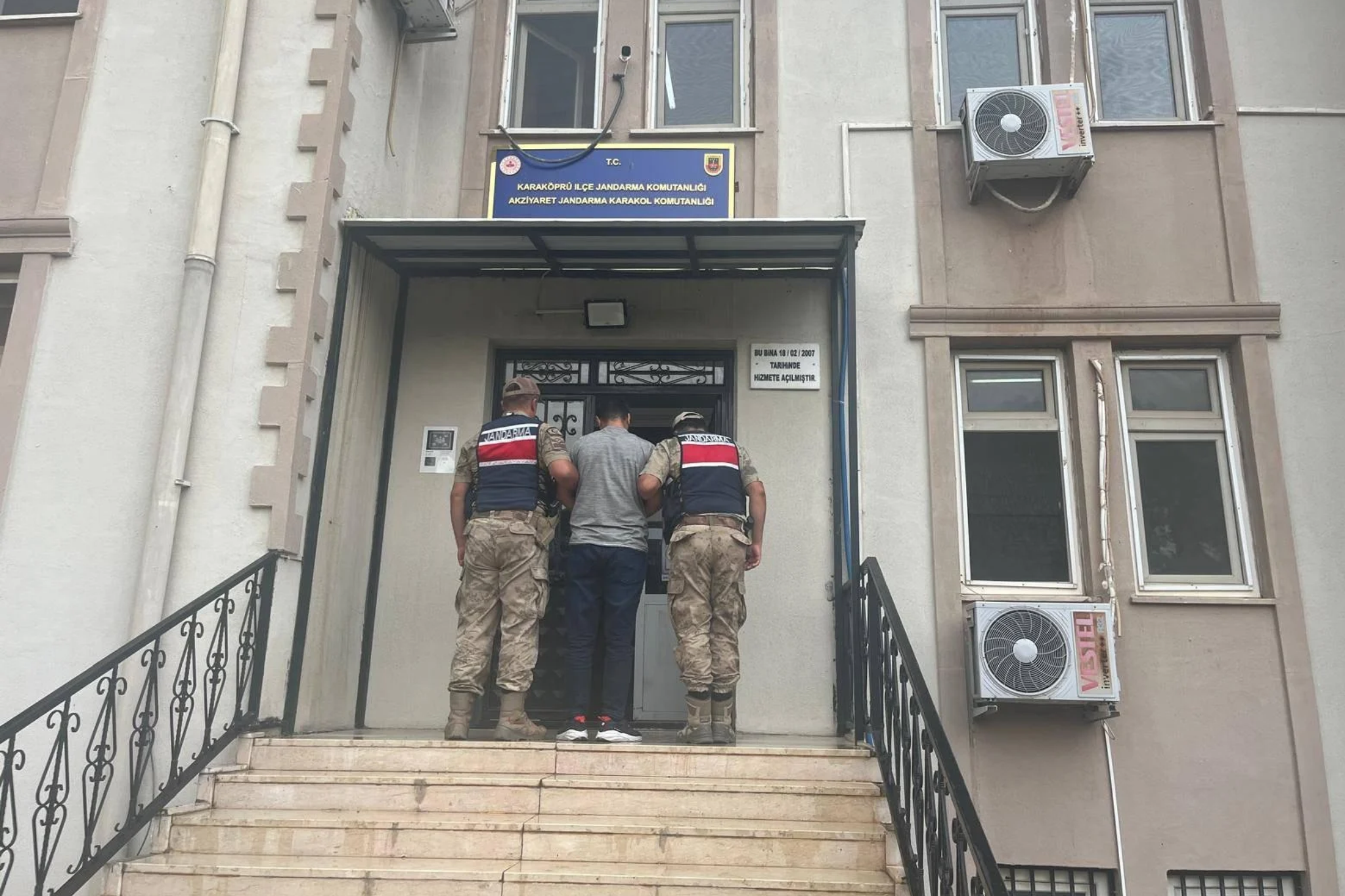 Şanlıurfa'da nitelikli suçlardan aranan şahıs yakalandı Şanlıurfa'da nitelikli suçlardan aranan şahıs yakalandı