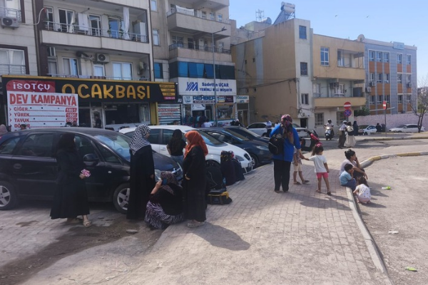 Şanlıurfa’daki şiddetli depremde vatandaşlar sokağa çıktı Şanlıurfa’daki şiddetli depremde vatandaşlar sokağa çıktı