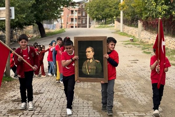 Siirt’te 450 öğrenci jandarmayla Cumhuriyet Bayramı’nı kutladı