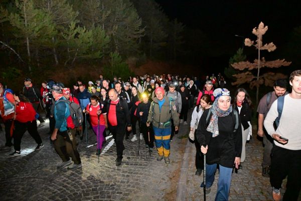 Spil Dağı’nda gün doğumu yürüyüşü düzenlendi Spil Dağı’nda gün doğumu yürüyüşü düzenlendi