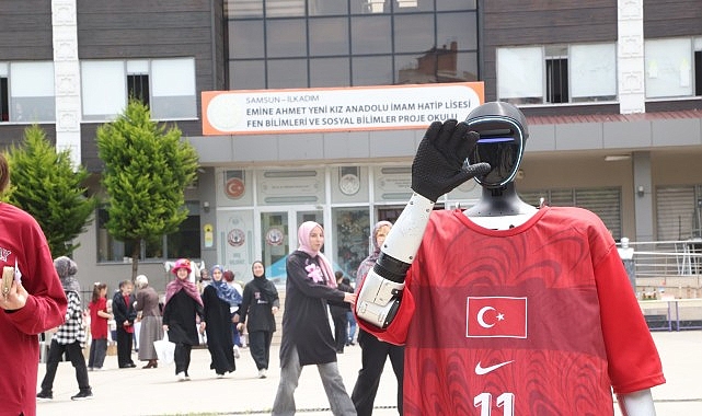 Türkiye'nin nüfusa kayıtlı robotu CANİKMAN Öğrencilerle Buluştu 