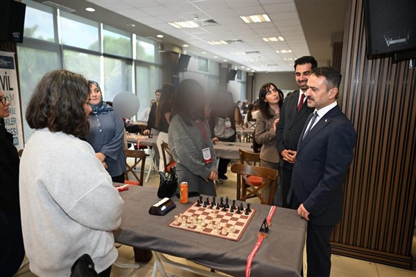 Vali Aktaş, Bizim Çocuklar Satranç Turnuvası’nın kapanış müsabakalarını izledi Vali Aktaş, Bizim Çocuklar Satranç Turnuvası’nın kapanış müsabakalarını izledi