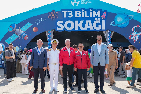 Vali Aktaş ve İstanbul Valisi Gül, TEKNOFEST Mavi Vatan alanını ziyaret etti