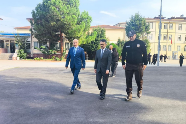 Vali Aktaş, Zübeyde Hanım Kız Mesleki ve Teknik Anadolu Lisesini ziyaret etti