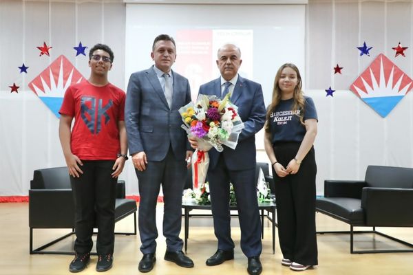 Vali Erol, öğrencilerle tecrübelerini paylaştı Vali Erol, öğrencilerle tecrübelerini paylaştı