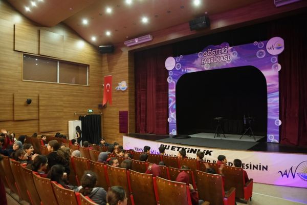 Van’da çocuklar baloncuk gösterisiyle buluşuyor Van’da çocuklar baloncuk gösterisiyle buluşuyor