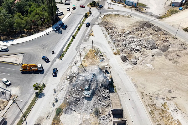 Van'da Hatuniye Caddesi'nin ikinci etabında yıkım çalışmaları sürüyor