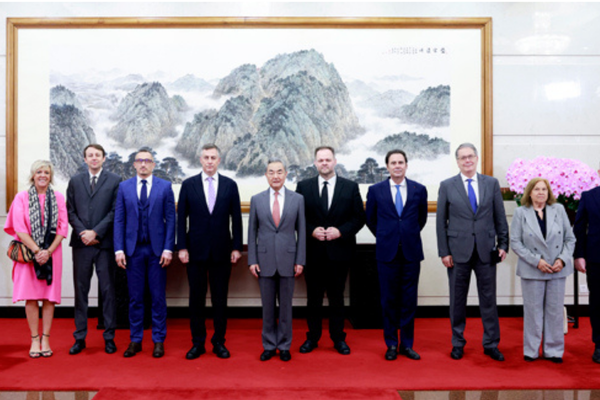 Wang Yi: Çin-Avrupa ilişkilerinin temeli ortaklık olmalı Wang Yi: Çin-Avrupa ilişkilerinin temeli ortaklık olmalı
