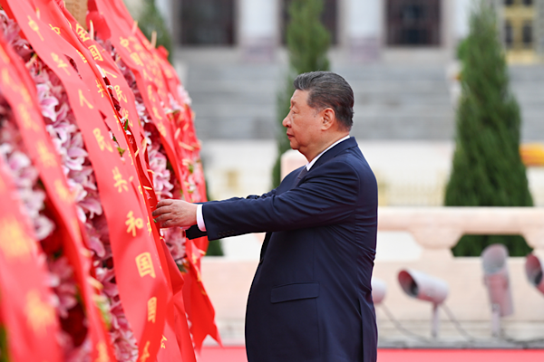 Xi, Şehitler Günü’nde ulusal kahramanları andı Xi, Şehitler Günü’nde ulusal kahramanları andı