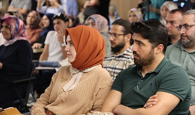 Yenişehirlioğlu, Kocaeli Kitap Fuarı'nda konuştu;  “İnsan, özünden uzaklaştığında kaybolur"
