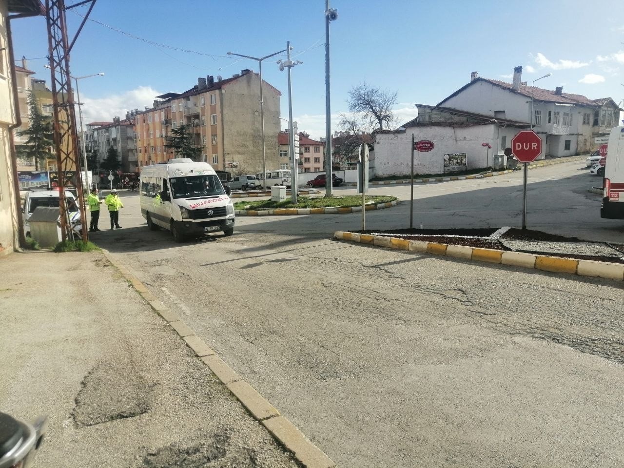 Yola savrulan motosikletin sürücüsü kaskı sayesinde kurtuldu