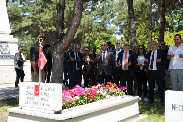 Zafer Partisi Genel Başkanı Özdağ ve parti heyeti Kartal Şehitliği'ni ziyaret etti