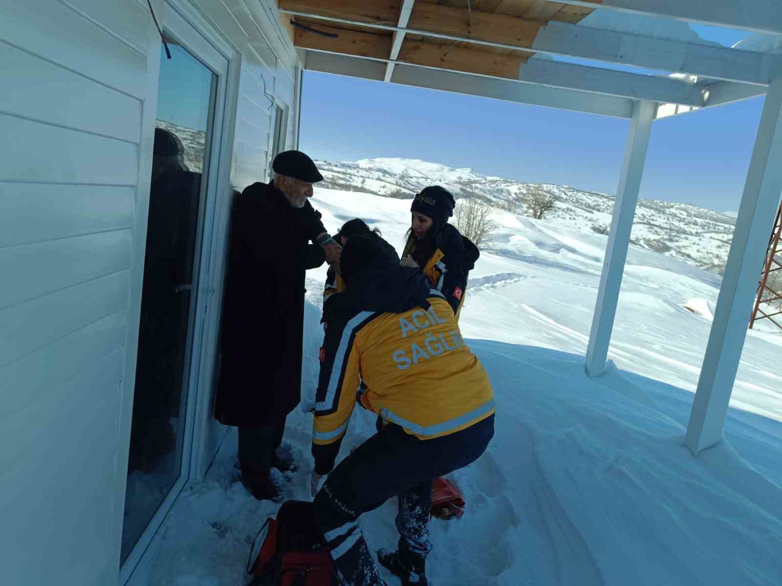 1 kilometrelik yolu yürüyerek hastaya ulaştılar
