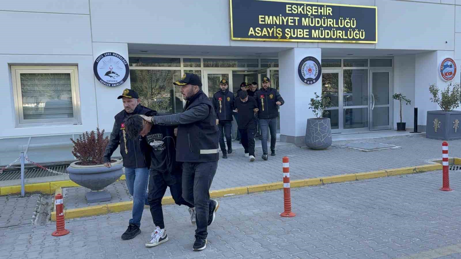 1 kişinin öldüğü ve 1 kişinin de yaralandığı olayla ilgili yakalanan 3 şüpheli adliyeye sevk edildi
