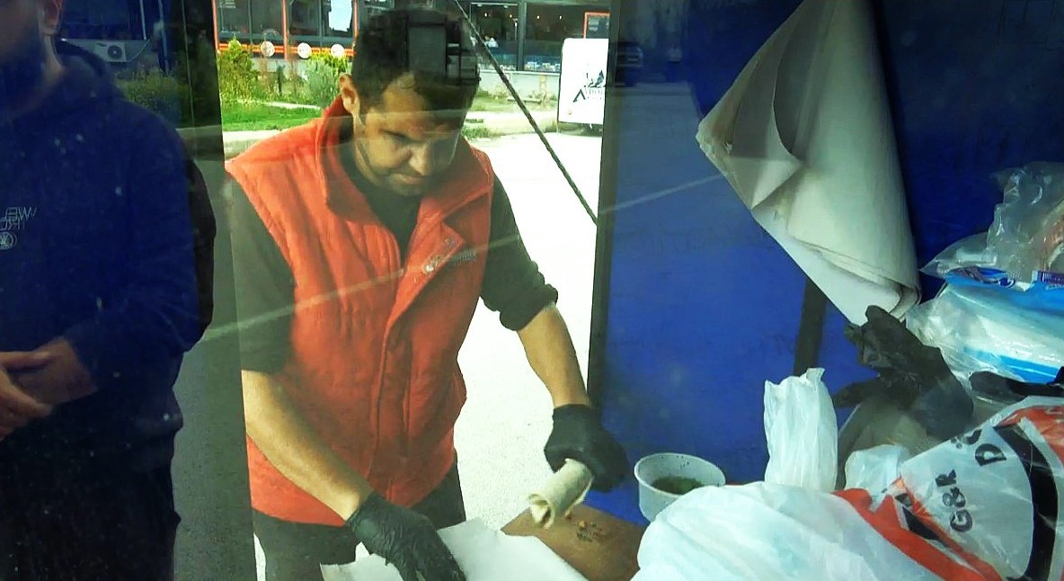 1 metrekarelik ekmek teknesiyle nohut dürüm lezzetini vatandaşın ayağına götürüyor
