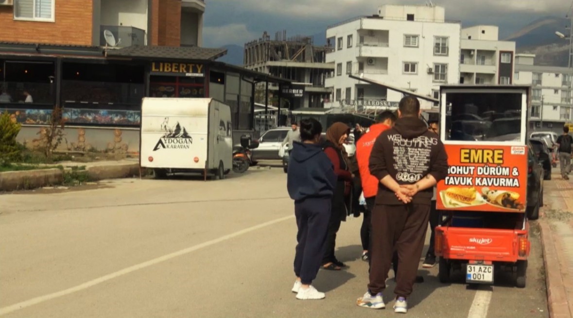 1 metrekarelik ekmek teknesiyle nohut dürüm lezzetini vatandaşın ayağına götürüyor
