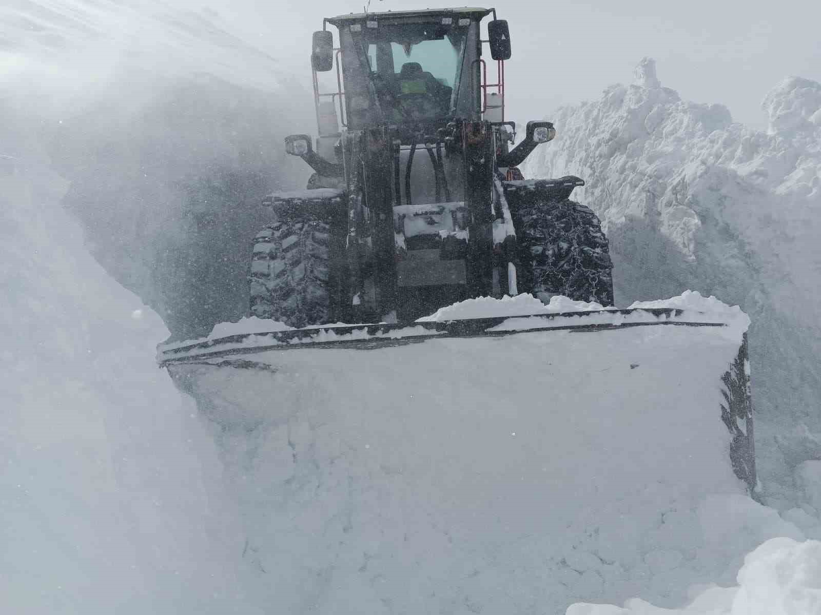 1 metreyi aşan karda yol açma mücadelesi
