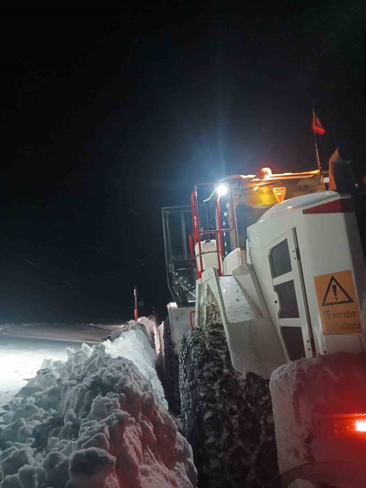 1 metreyi aşan karda yol açma mücadelesi
