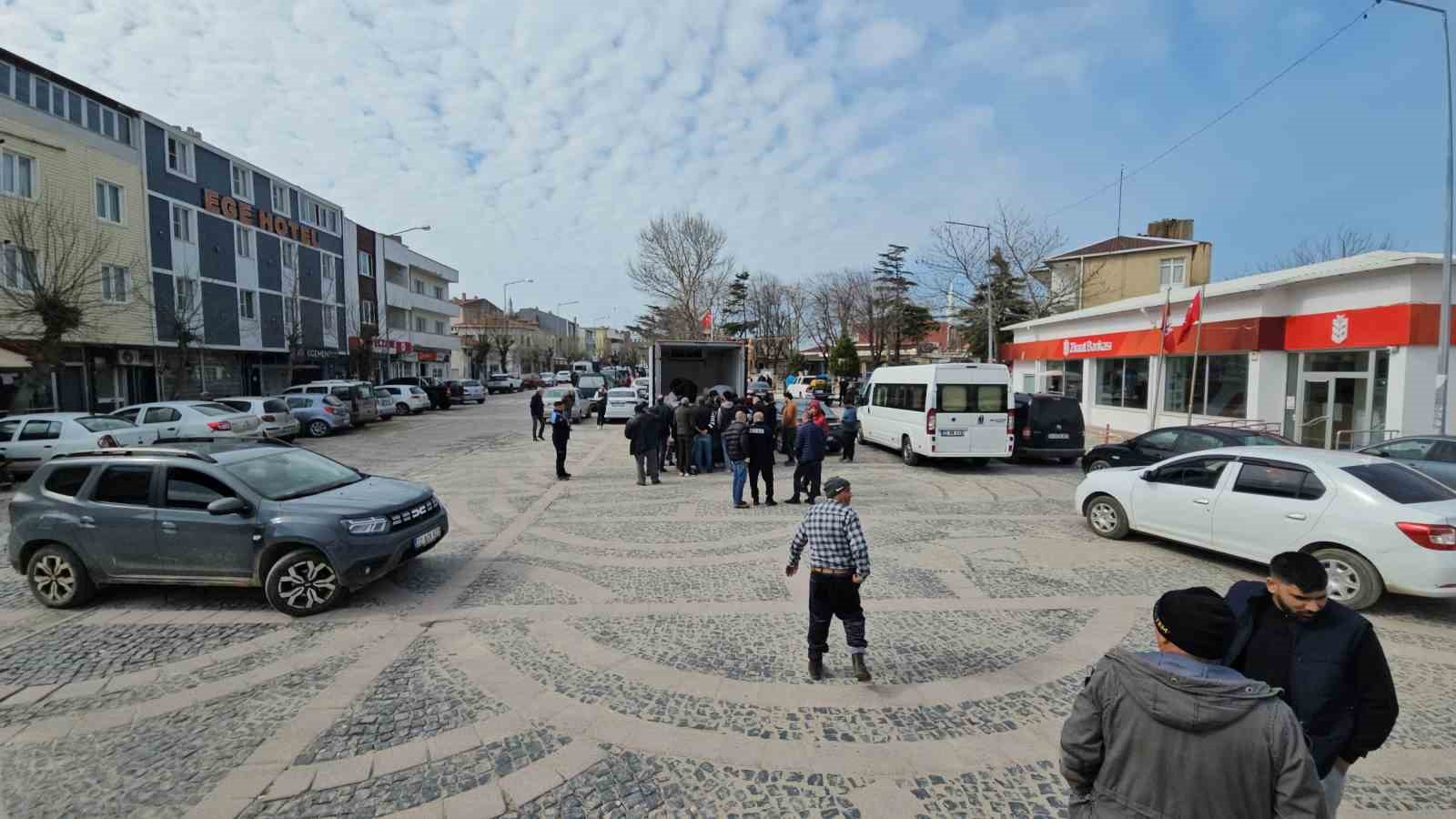 1 ton hamsi 15 dakika da tükendi
