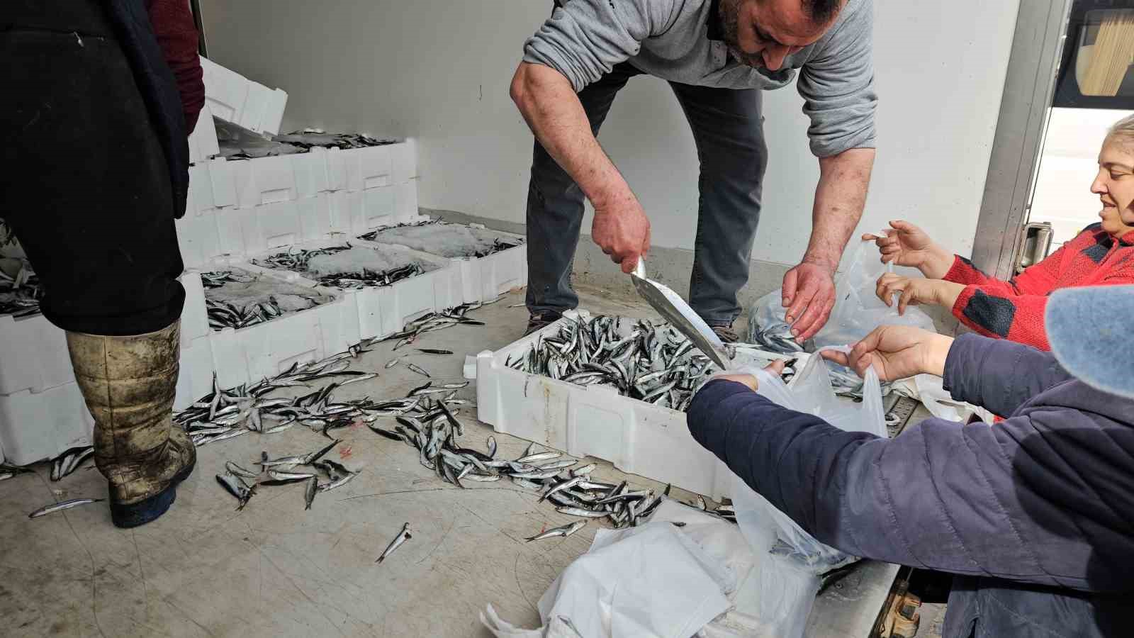 1 ton hamsi 15 dakika da tükendi
