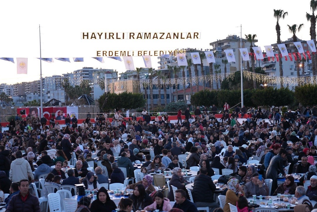 10 bin kişi deniz kenarında iftarda buluştu
