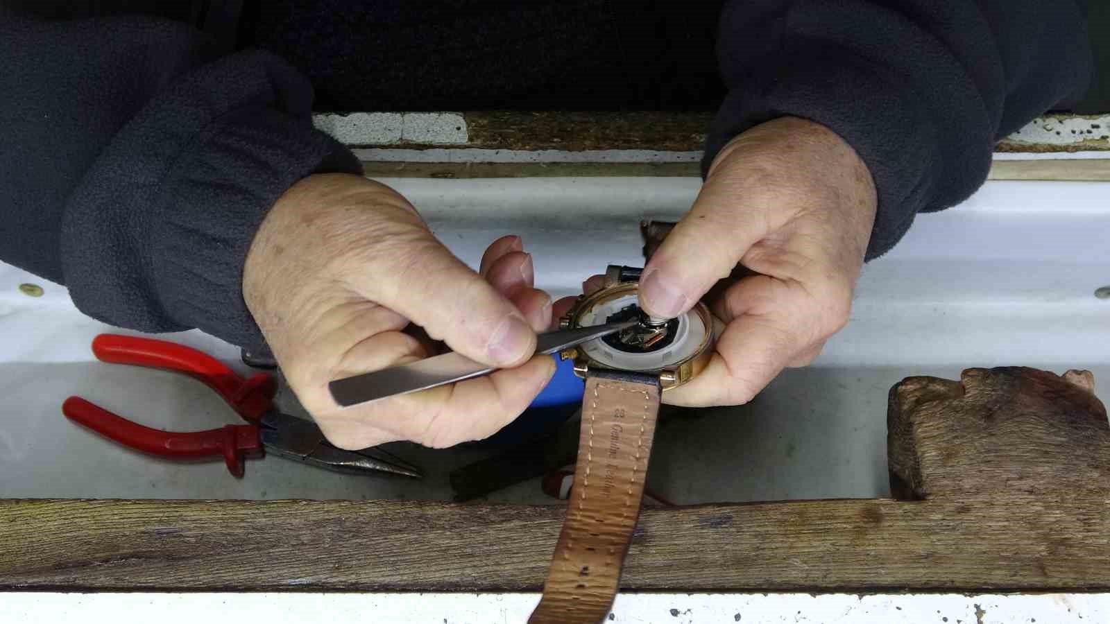 10 metrekare dükkanda 40 yıldır zamana ‘ince ayar’ veriyor
