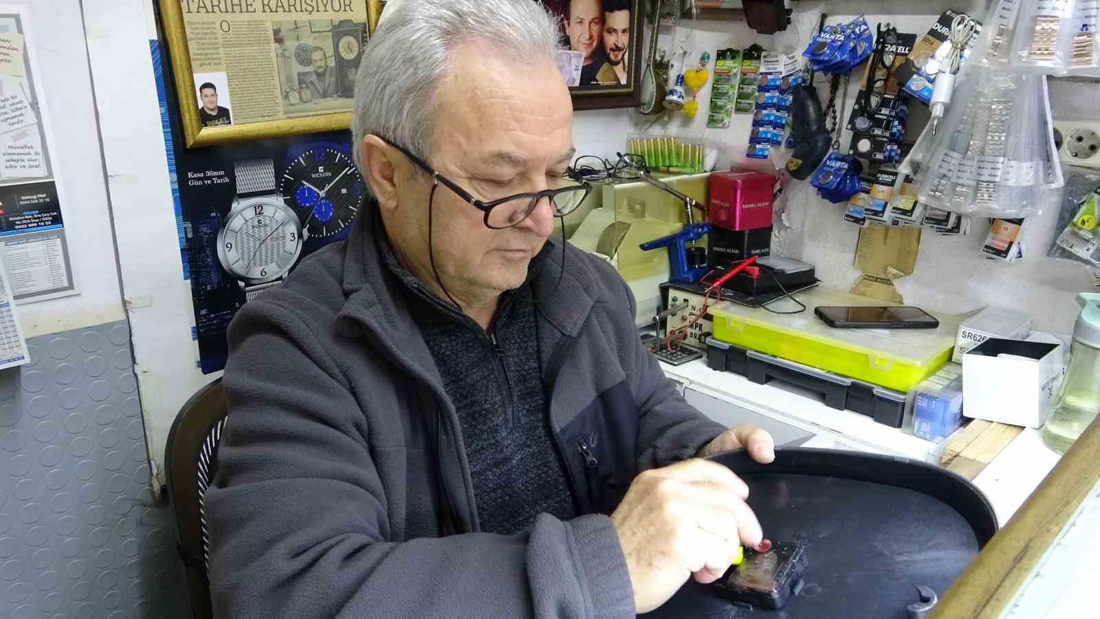 10 metrekare dükkanda 40 yıldır zamana ‘ince ayar’ veriyor
