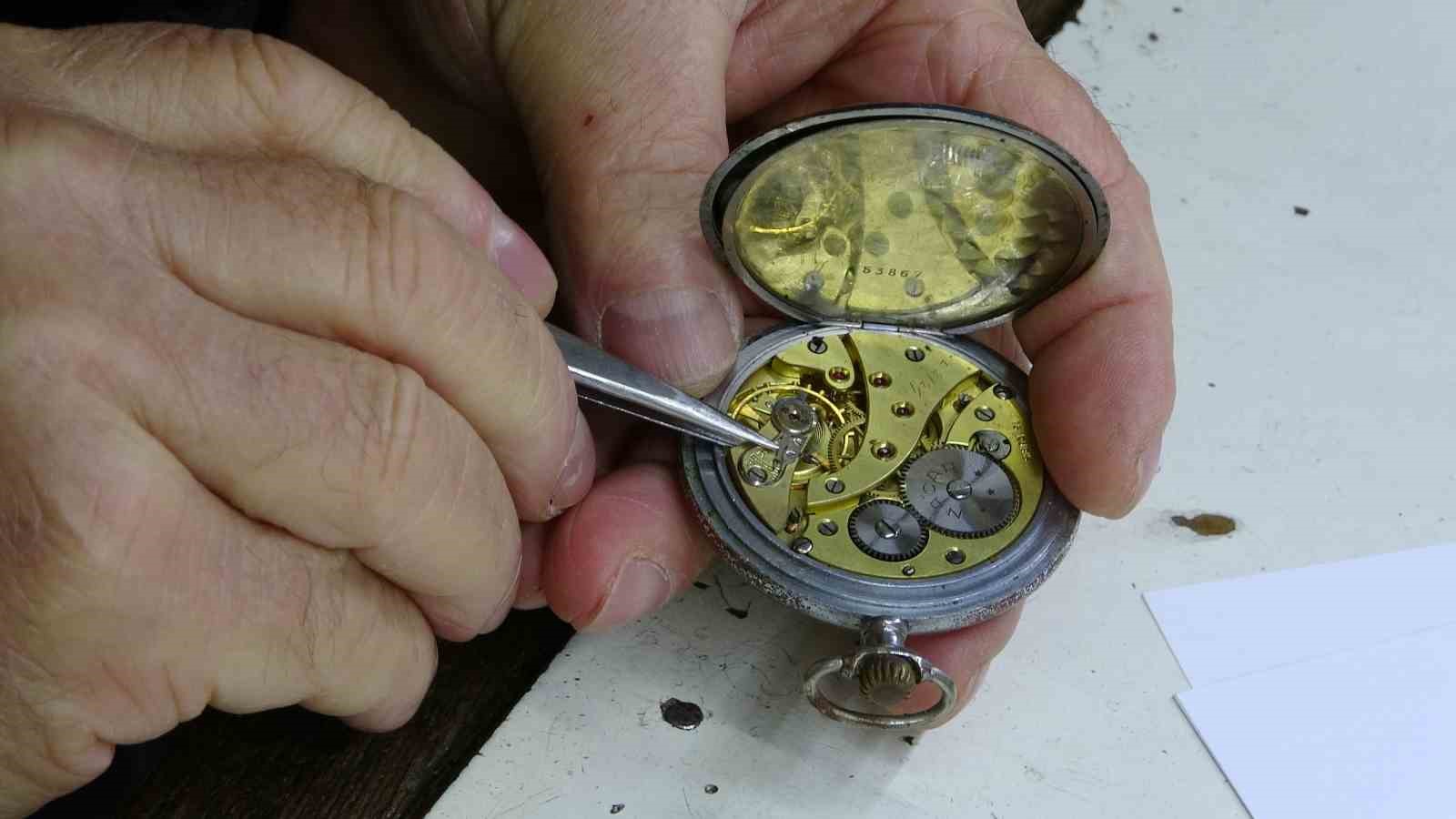 10 metrekare dükkanda 40 yıldır zamana ‘ince ayar’ veriyor
