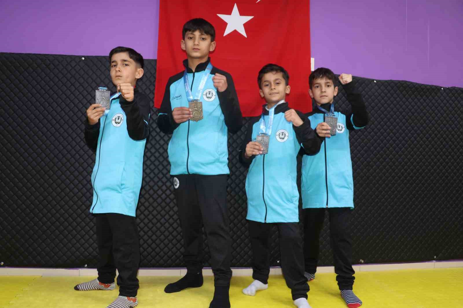 10 yaşındaki karateciden 20 madalyalık büyük başarı
