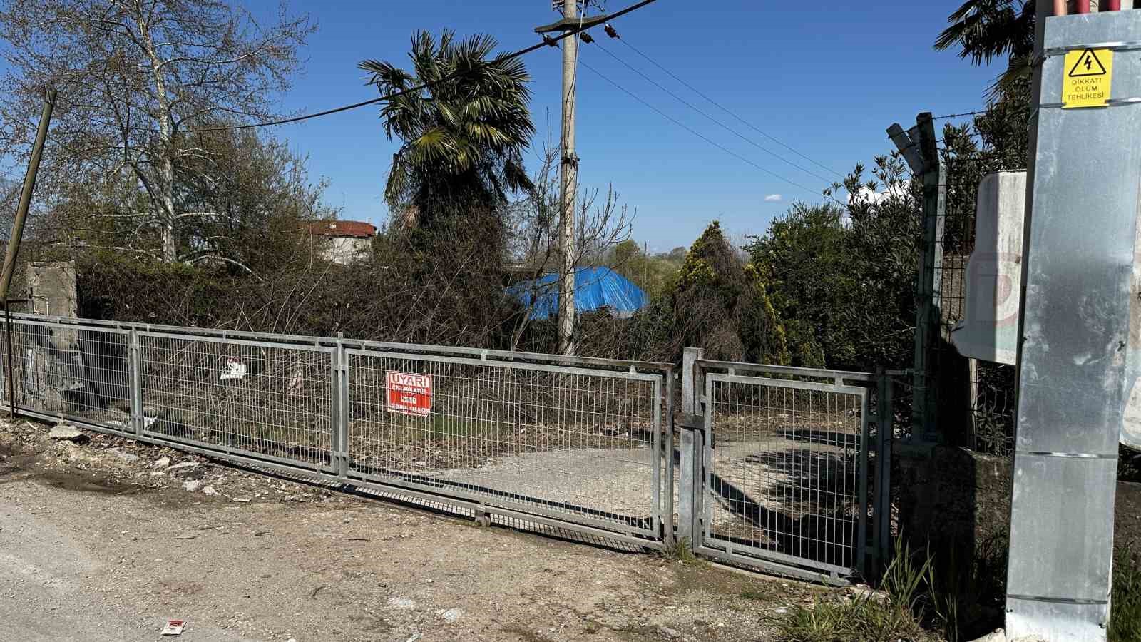 10 yıldır ödenmeyen süt paraları için fabrika önünde toplandılar
