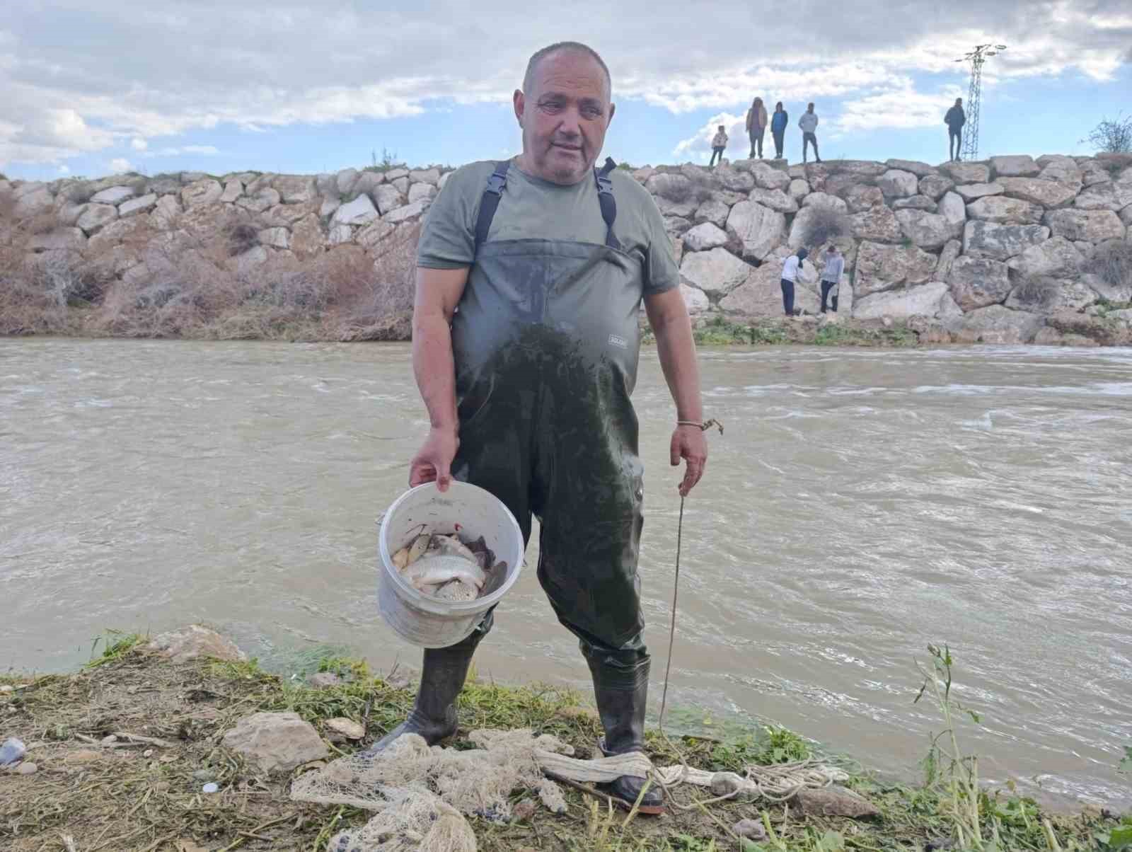 10 yıllık kuraklığın hakim olduğu çayda balık avladılar

