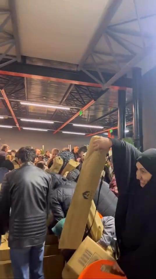 100 TL’lik indirim izdihamı: Birbirlerini ezdiler
