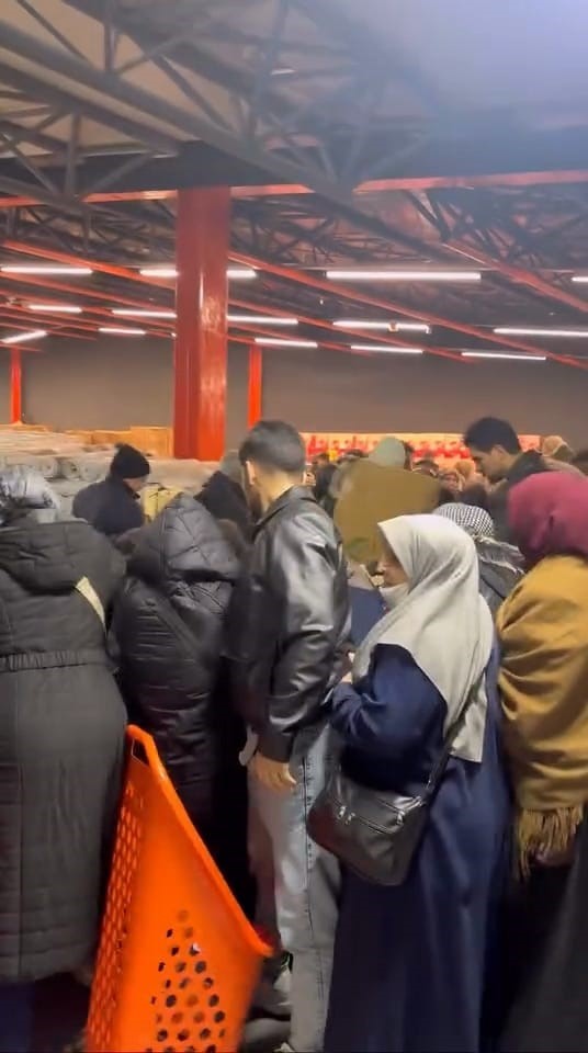 100 TL’lik indirim izdihamı: Birbirlerini ezdiler
