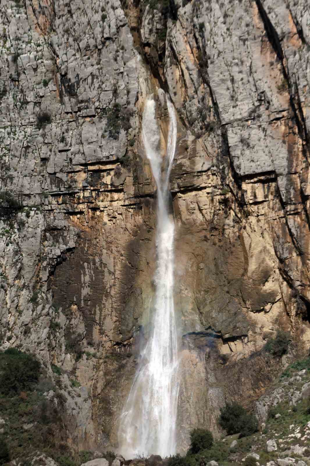 104 metrelik ‘Su Uçkun Şelalesi’ doğaseverlerin yeni gözdesi
