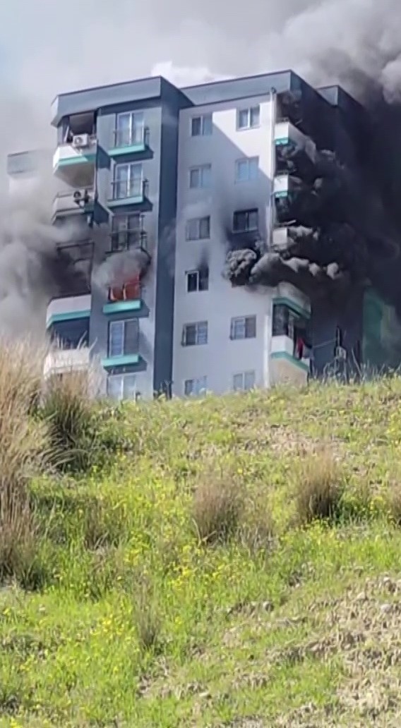 10’uncu katta yangın: Polis, havaya ateş açarak vatandaşları uzaklaştırdı
