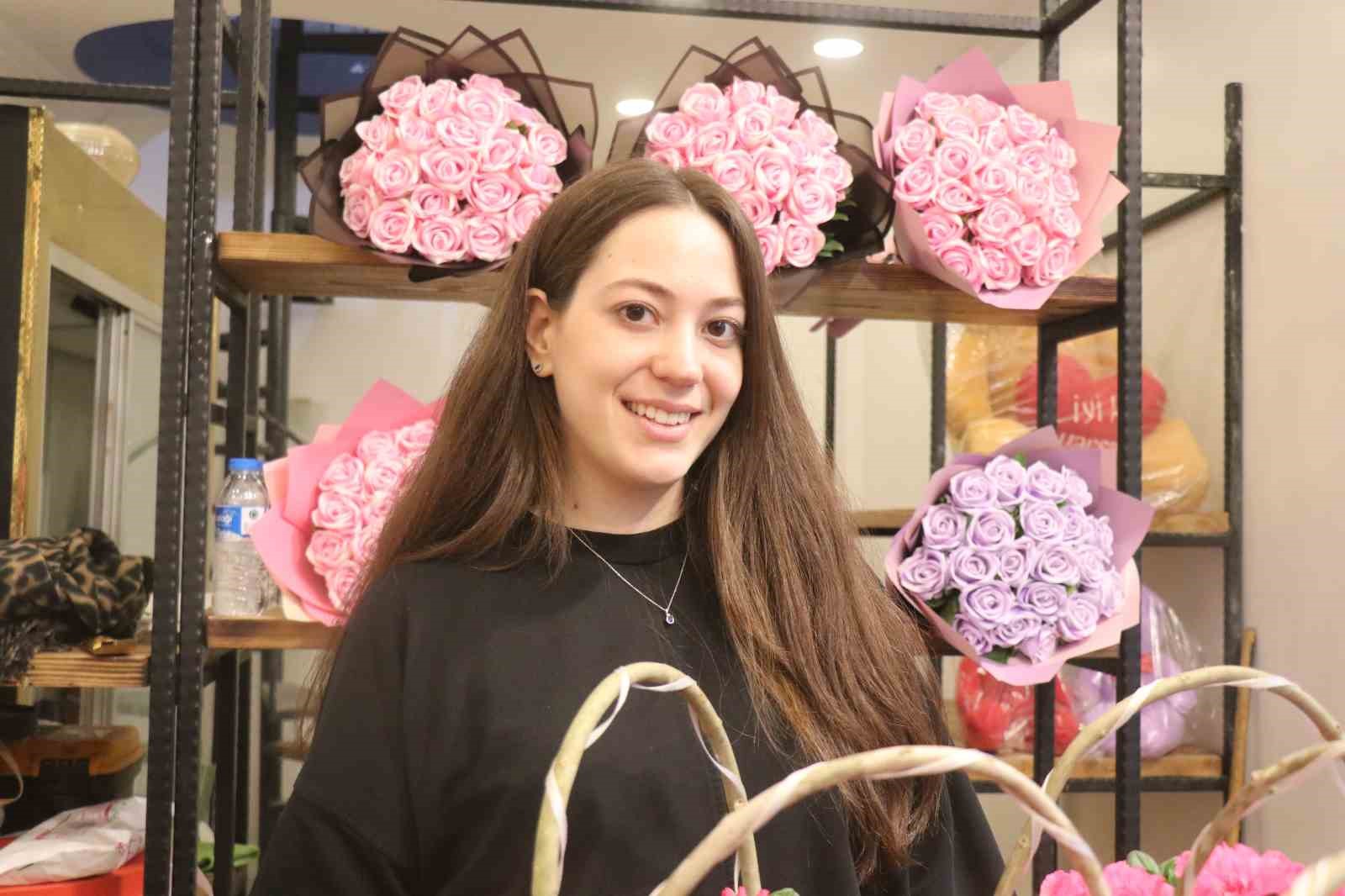 "11 kez istedim, 11’incide aldım" dedi, 26 yıllık aşkını gül ile taçlandırdı
