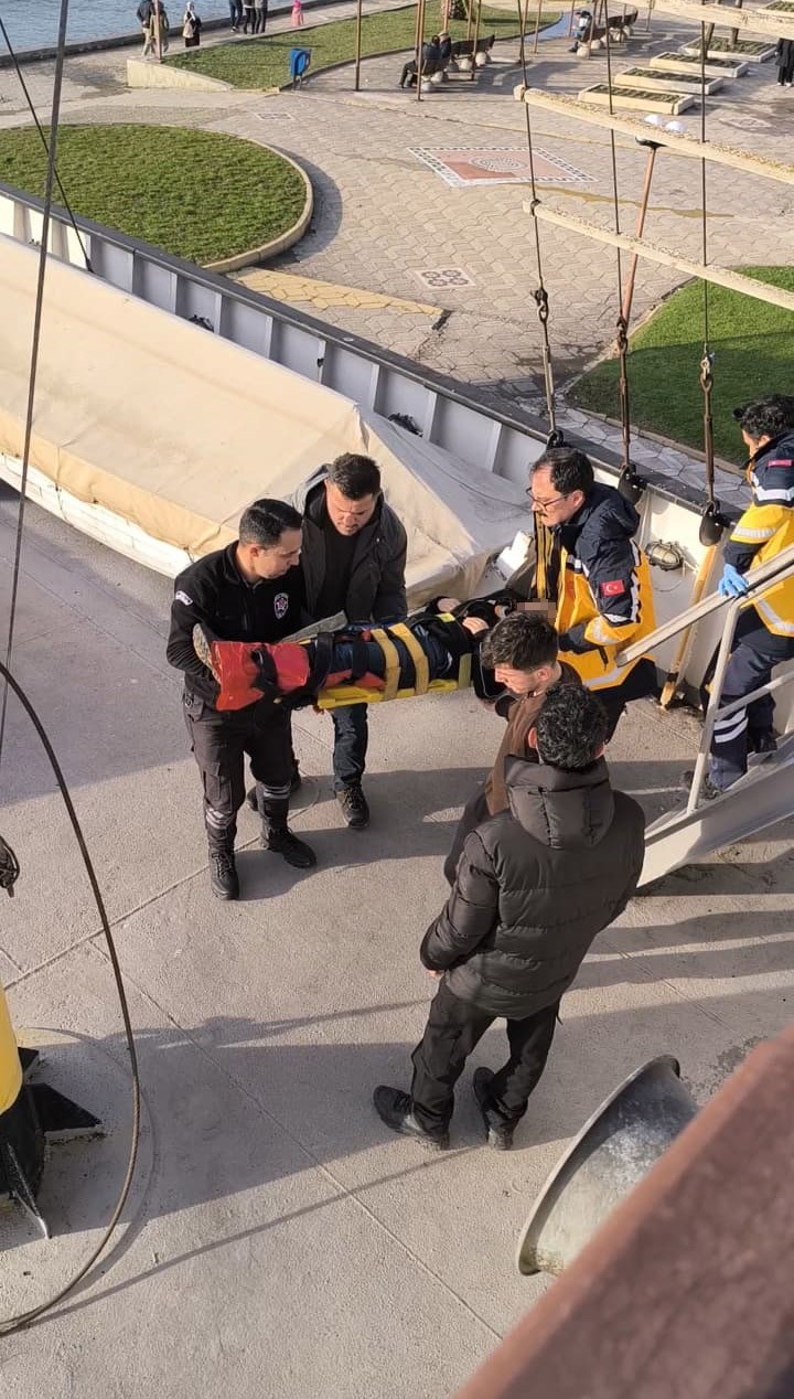 11 yaşındaki çocuk müze gemisinin merdivenlerinden çıkarken yaralandı
