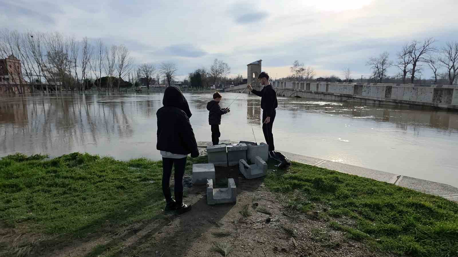 11 yaşındaki çocuk, taşkın bölgesine balık tutmaya geldi
