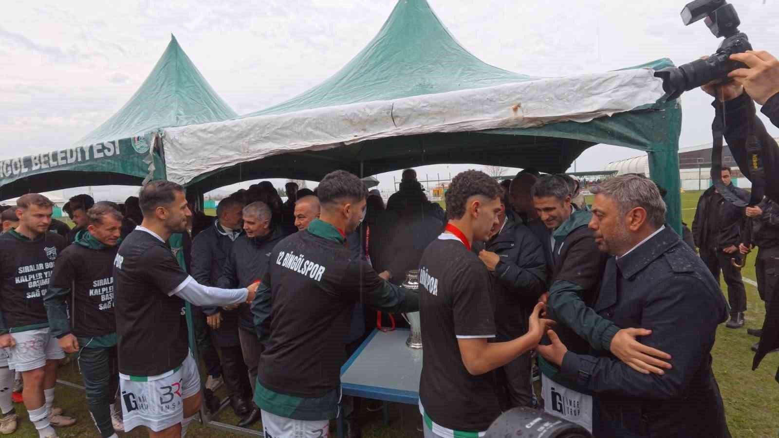 12 Bingölspor kupayı evinde kaldırıldı
