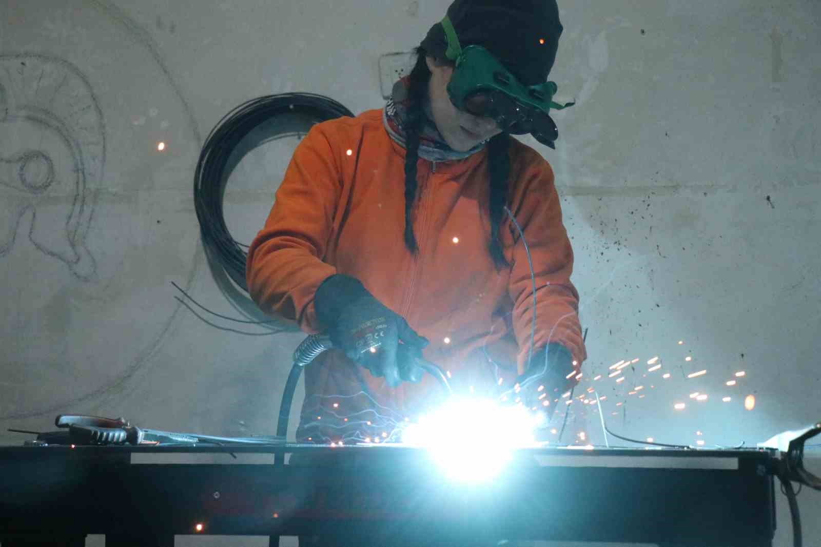 12 metrekarelik dükkandan dünyaya açılan kapı
