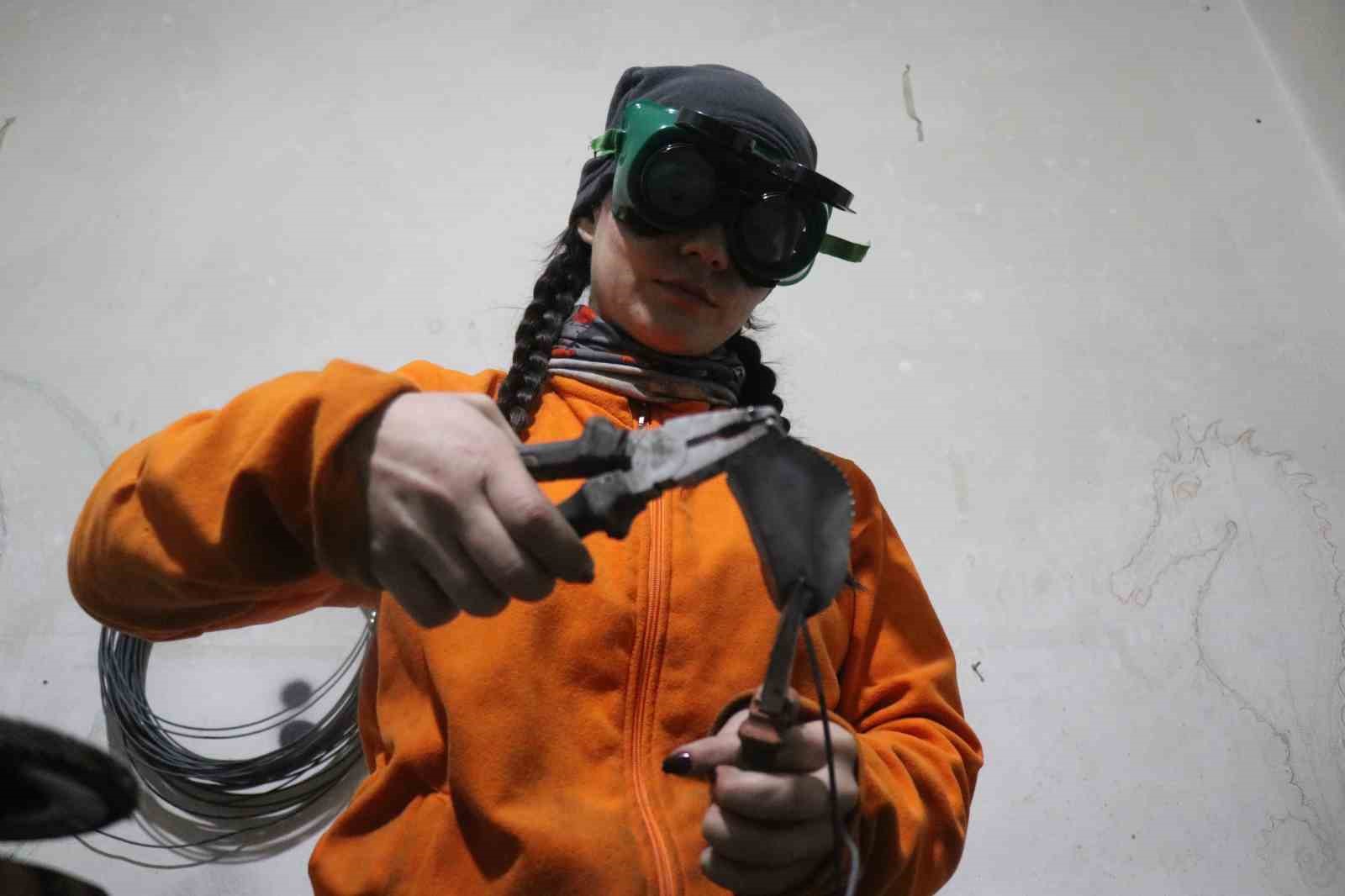 12 metrekarelik dükkandan dünyaya açılan kapı
