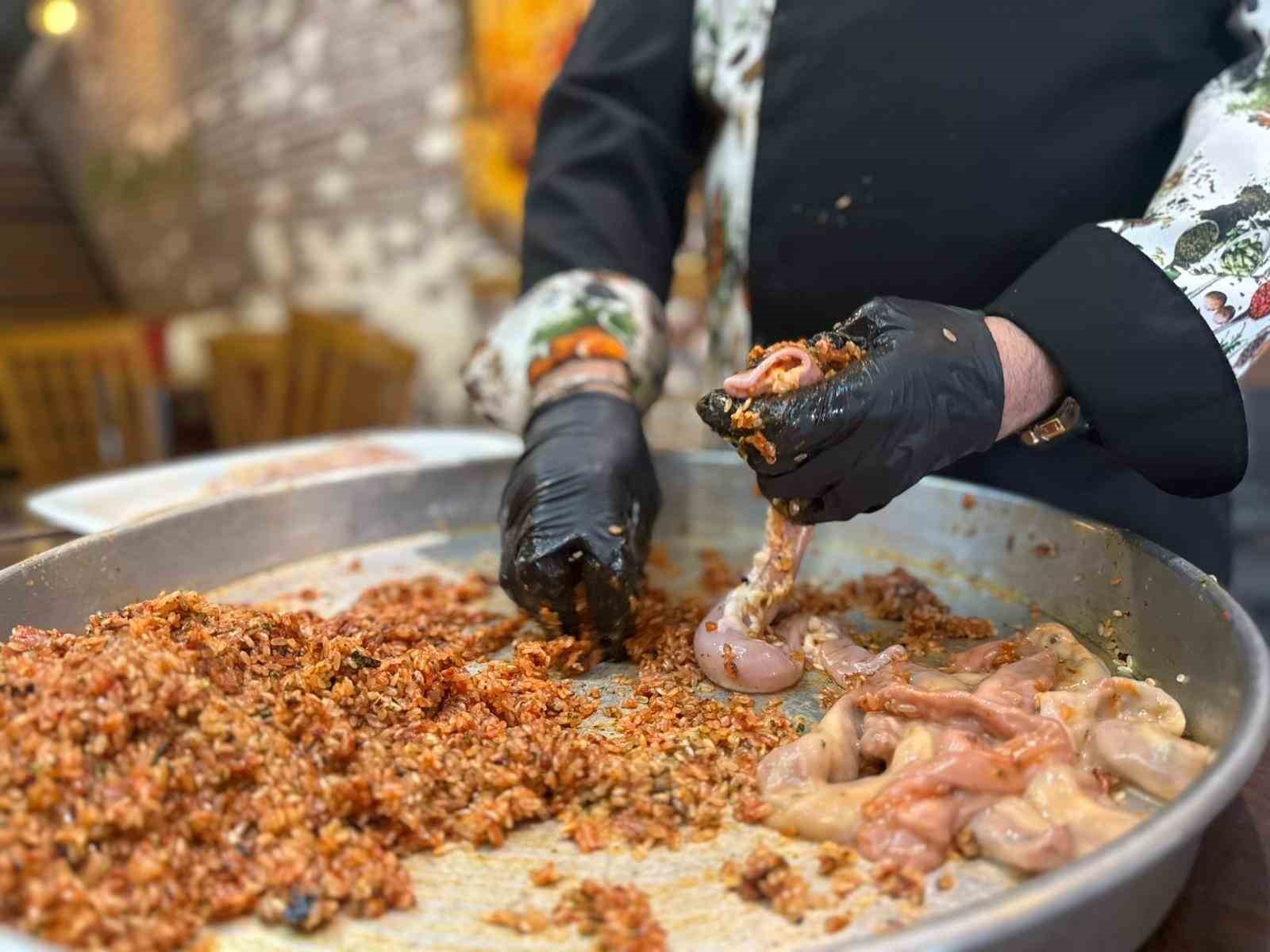 12 metrelik mumbar dolmasıyla Mardin mutfağına dikkat çektiler
