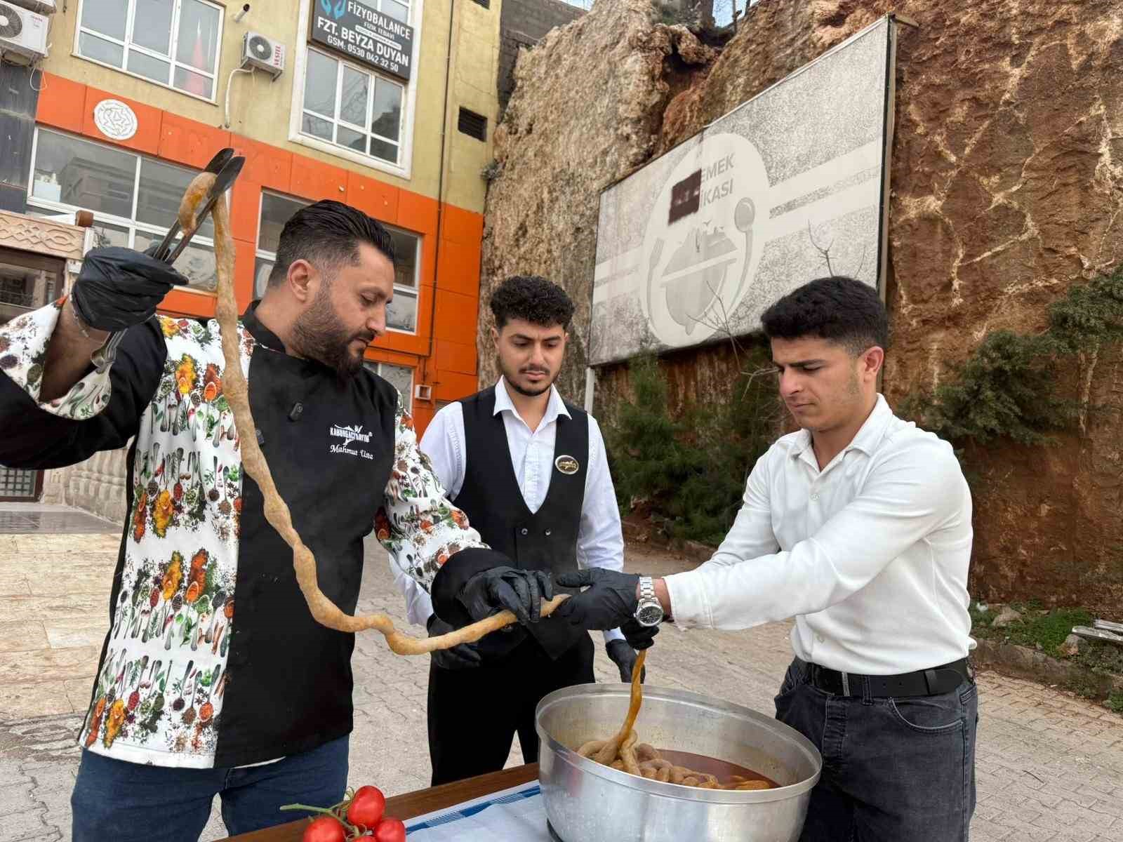 12 metrelik mumbar dolmasıyla Mardin mutfağına dikkat çektiler
