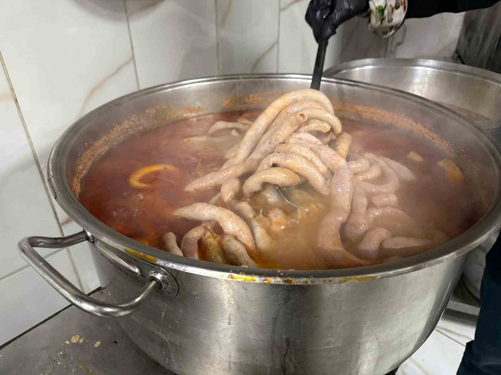 12 metrelik mumbar dolmasıyla Mardin mutfağına dikkat çektiler
